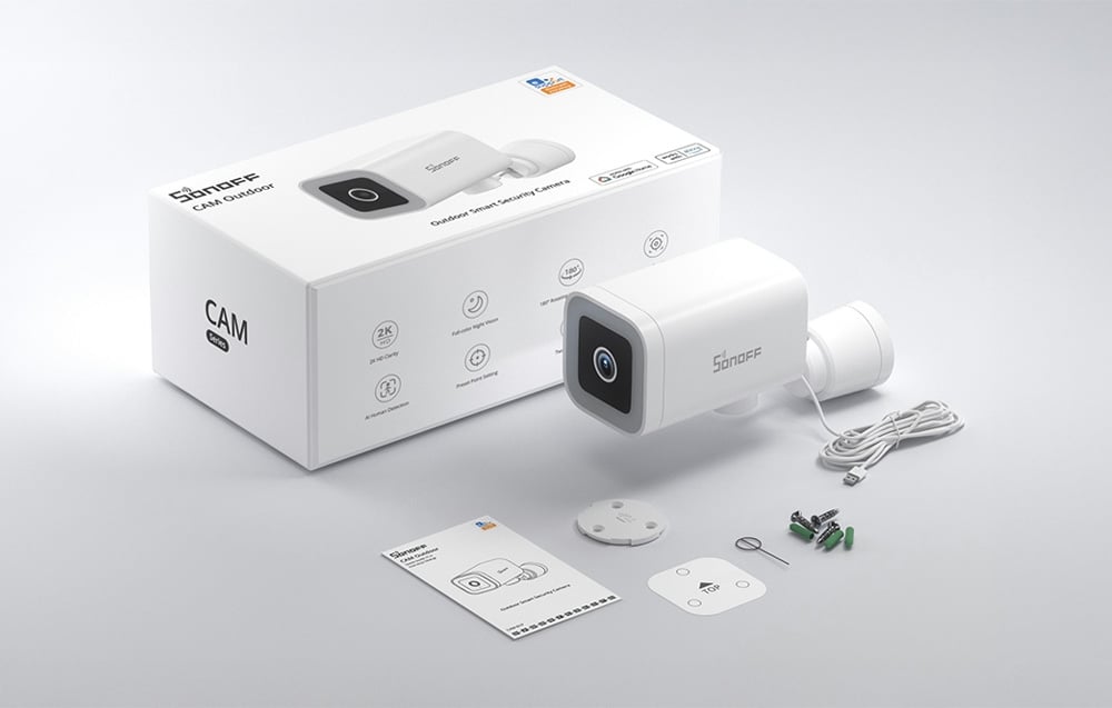 Białe pudełko kamery SONOFF CAM z zawartością - kamerą, kablem, instrukcją i akcesoriami montażowymi
