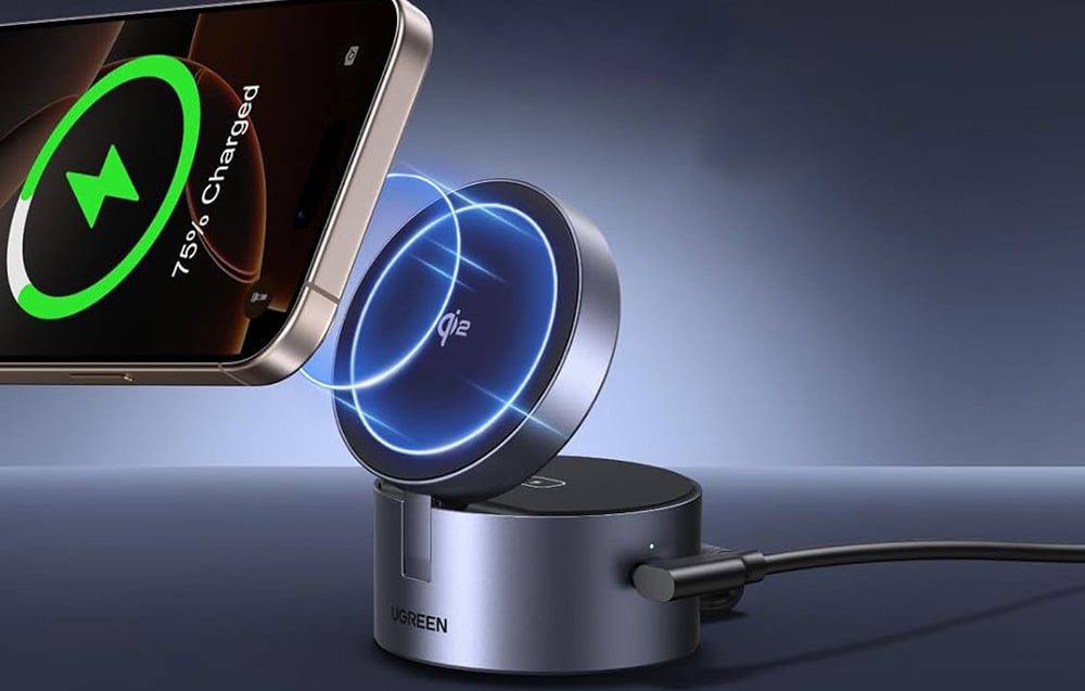 Smartfon podłączany do ładowarki bezprzewodowej Ugreen.