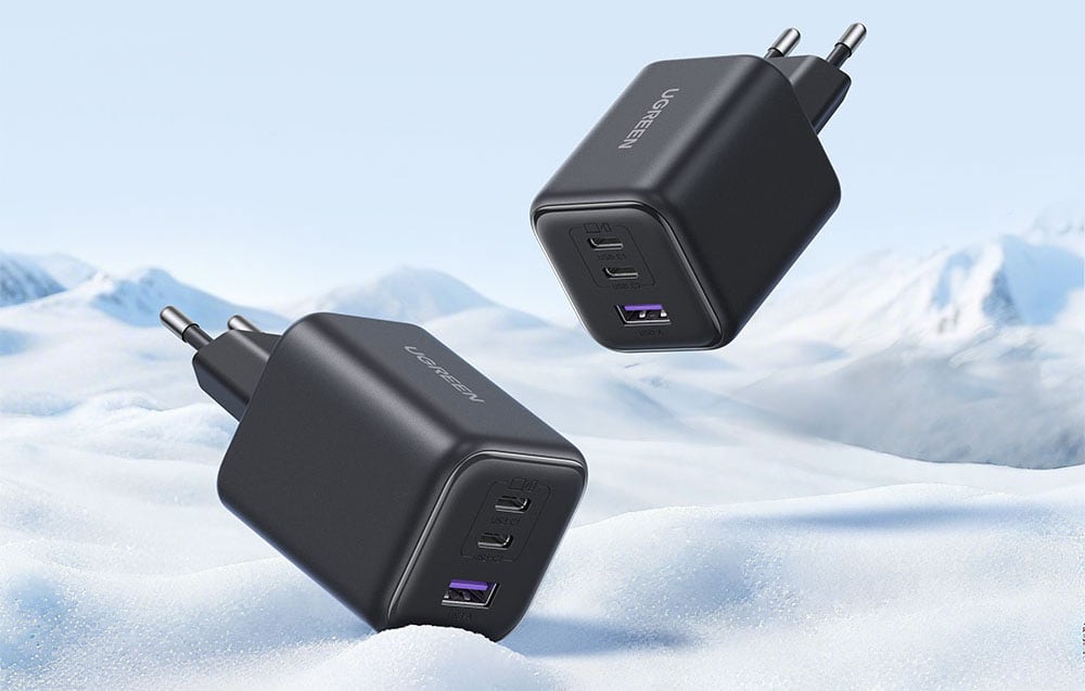 2 schwarze Ugreen Netzladegeräte vor Schnee und Bergen.