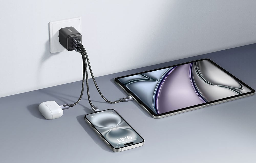 3 Geräte, die an ein Netzladegerät angeschlossen sind,