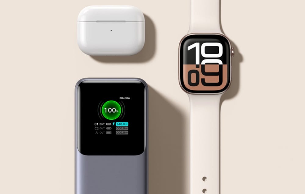 Powerbank, kabellose Kopfhörer und Smartwatch auf beigem Hintergrund.