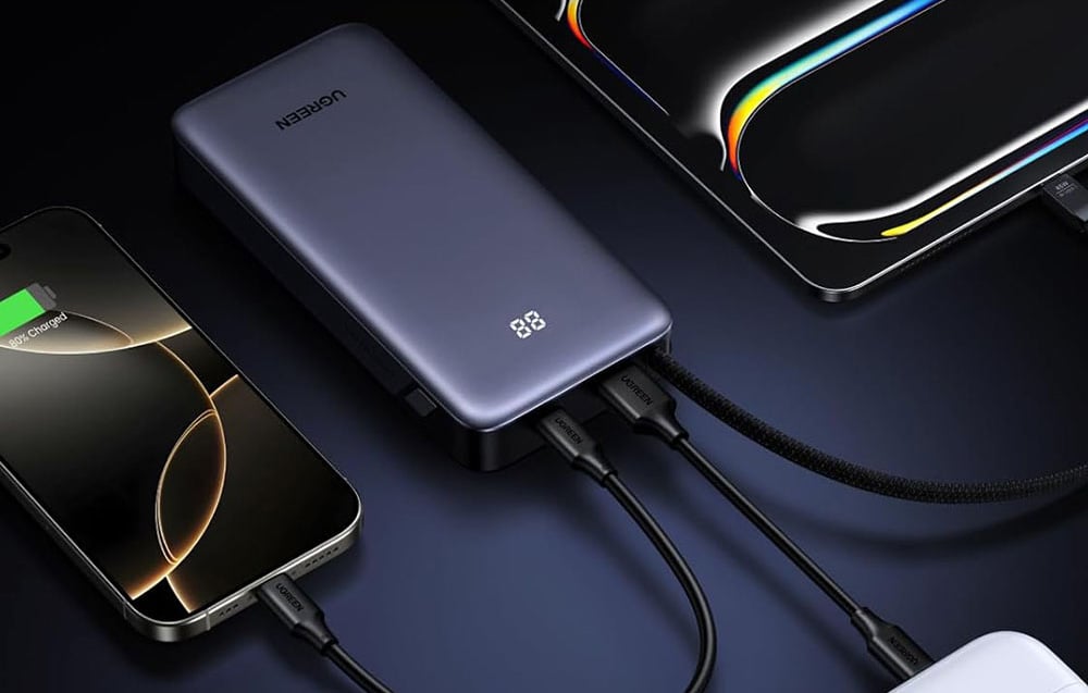 Powerbank Ugreen connected to a smartphone and tablet.