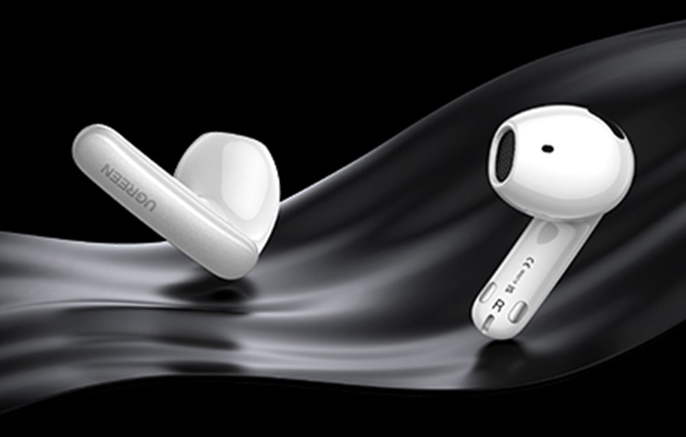 Dwie białe słuchawki bezprzewodowe UGREEN unoszą się na tle czarnej falującej tkaniny