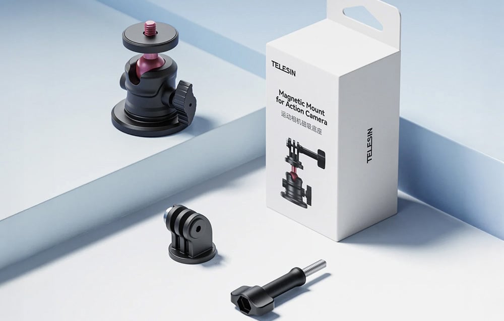 Zestaw magnetycznego uchwytu TELESIN do kamer sportowych z opakowaniem i elementami montażowymi na jasnym tle