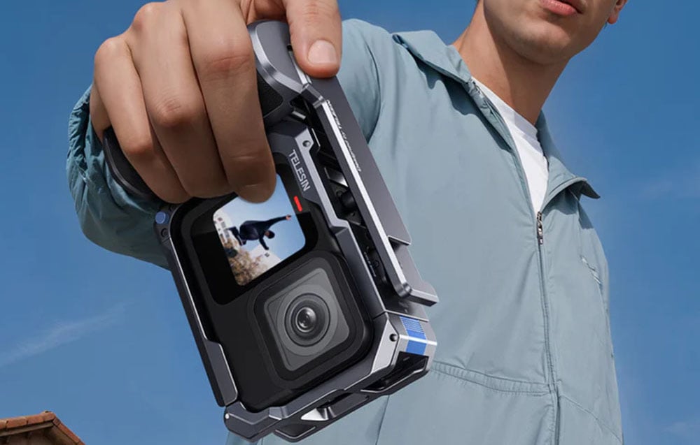 Mann in heller Jacke hält eine Sportkamera in der TELESIN-Hülle und zeigt die Vorschau des aufgenommenen Bildes
