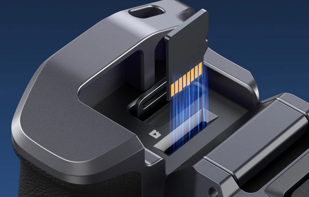 Nahaufnahme des Einlegens einer microSD-Speicherkarte in die TELESIN-Hülle für die Sportkamera