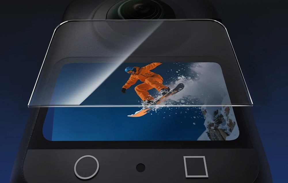 Glasabdeckung für den Bildschirm, die auf dem Display der 360°-Kamera zu sehen ist, mit einem Snowboarder in orangefarbener Kleidung