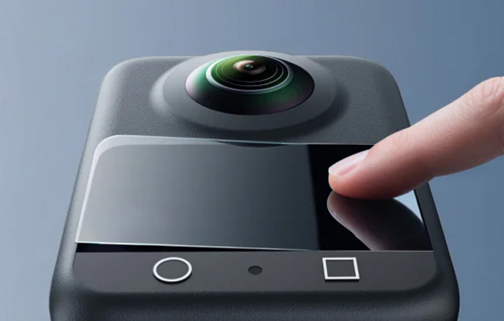 Finger, der den Bildschirm der 360°-Kamera berührt, die mit Schutzglas gesichert ist