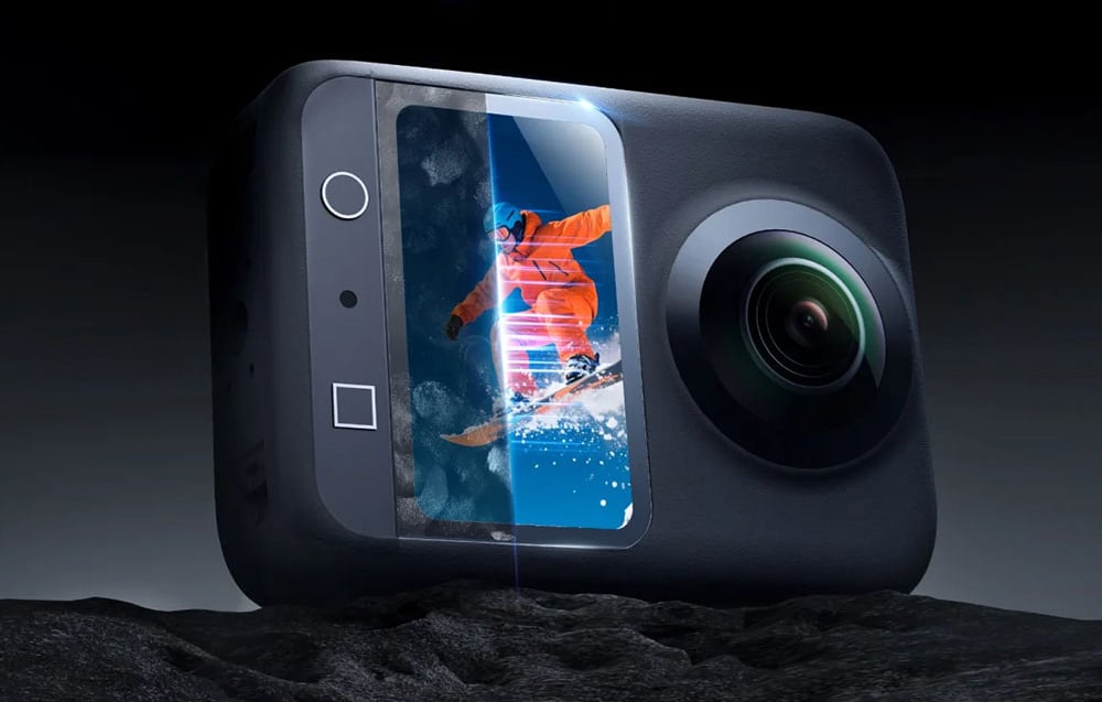 360°-Kamera mit Display, das einen Snowboarder zeigt, mit einem visuellen Effekt der Hälfte des Bildschirms, der durch Glas geschützt ist