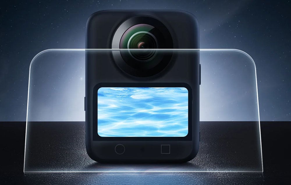 360°-Kamera mit aufgesetzter Glasabdeckung, die ein ruhiges Bild von Wasser anzeigt