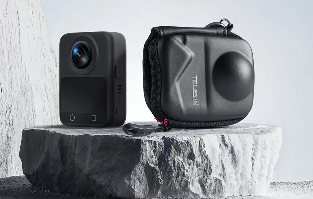 360° Kamera steht neben der schwarzen TELESIN Hülle auf einem Felsen, bereit für den Transport