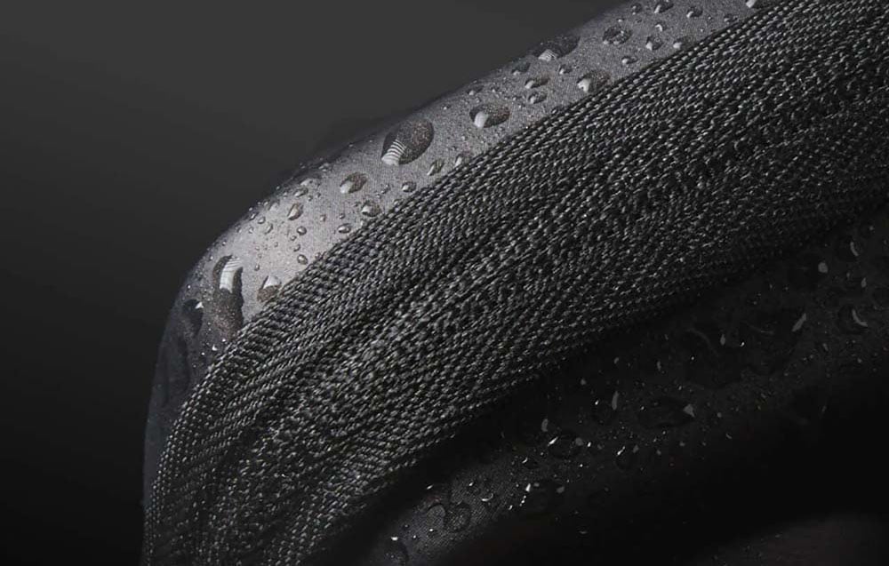 Nahaufnahme der wasserdichten Oberfläche der TELESIN Hülle mit Wassertröpfchen