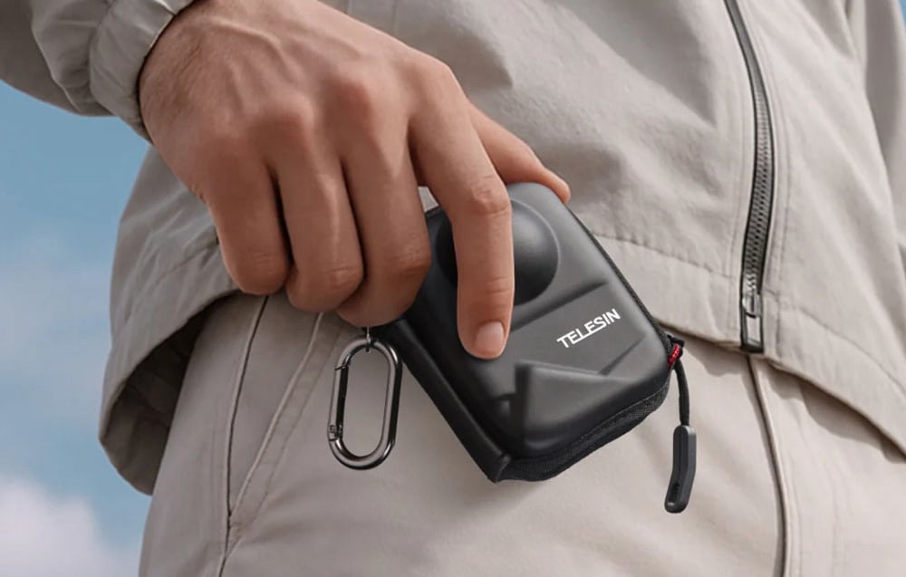Mann hält die TELESIN Hülle mit einem Karabiner, der an der Hose befestigt ist