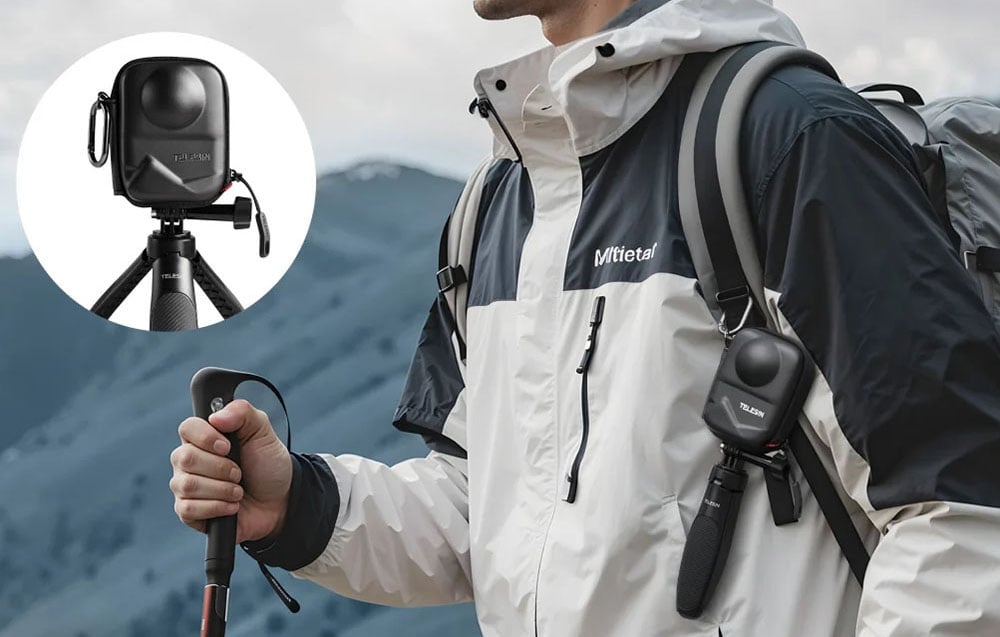 Tourist mit Rucksack und Trekkingstock, der die TELESIN Hülle am Arm und eine andere auf einem Stativ befestigt (Einblick)