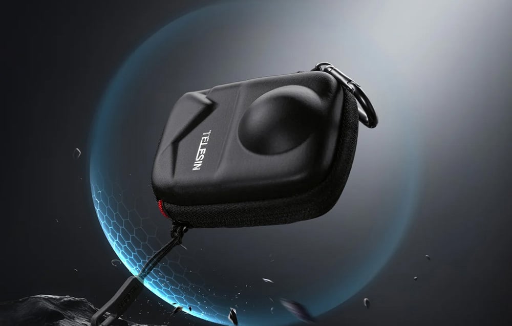 TELESIN Hülle schwebt vor einem dunklen Hintergrund, dynamisch präsentiert