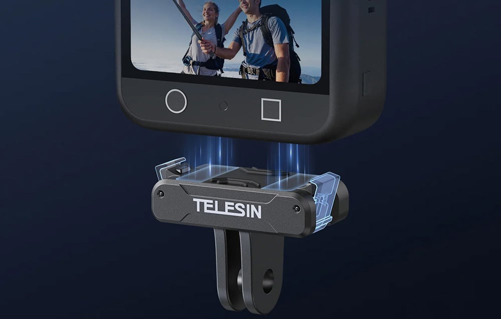 Adapter TELESIN montiert an der 360° Kamera, sichtbarer Installationsprozess mit visuellem Schnapp-Effekt