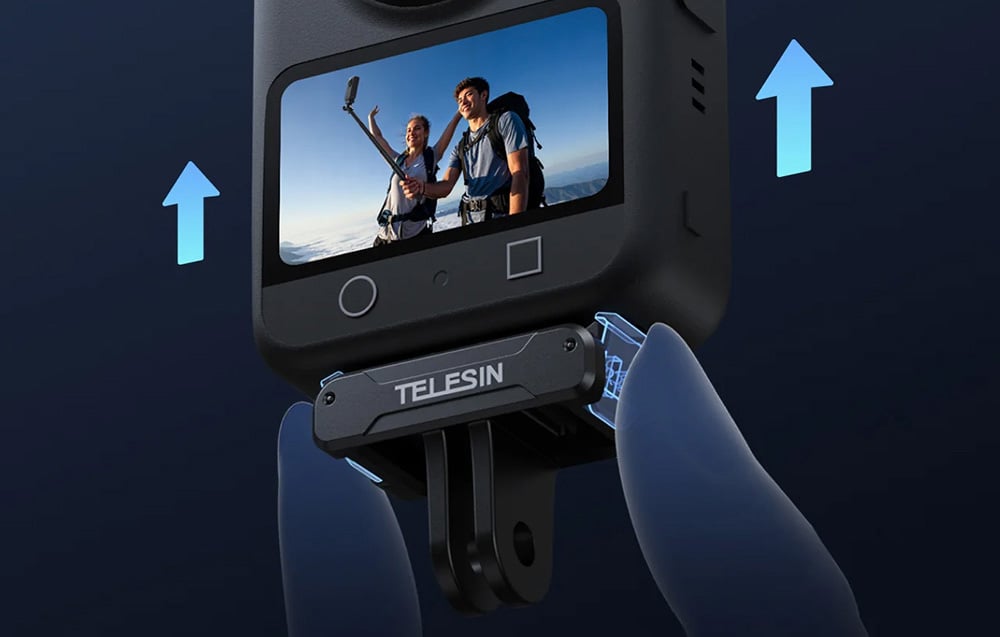 Nahaufnahme der Hände des Benutzers, die den TELESIN Adapter von der 360° Kamera durch Drücken der Clips abtrennen