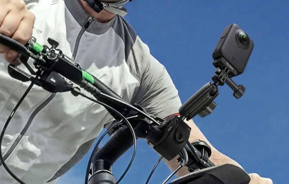 360° Kamera, die mit dem TELESIN Adapter am Lenker eines Fahrrads montiert ist, bereit zum Filmen der Fahrt