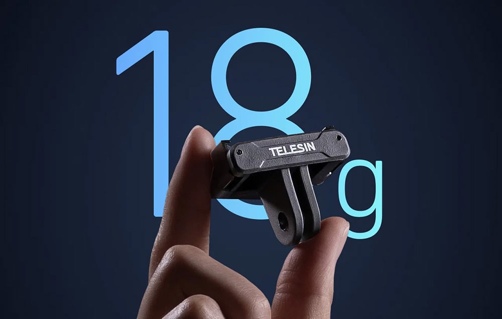 Benutzer, der den leichten TELESIN Adapter zwischen den Fingern hält, vor dem Hintergrund des Schriftzugs „18 g“, der sein Gewicht hervorhebt