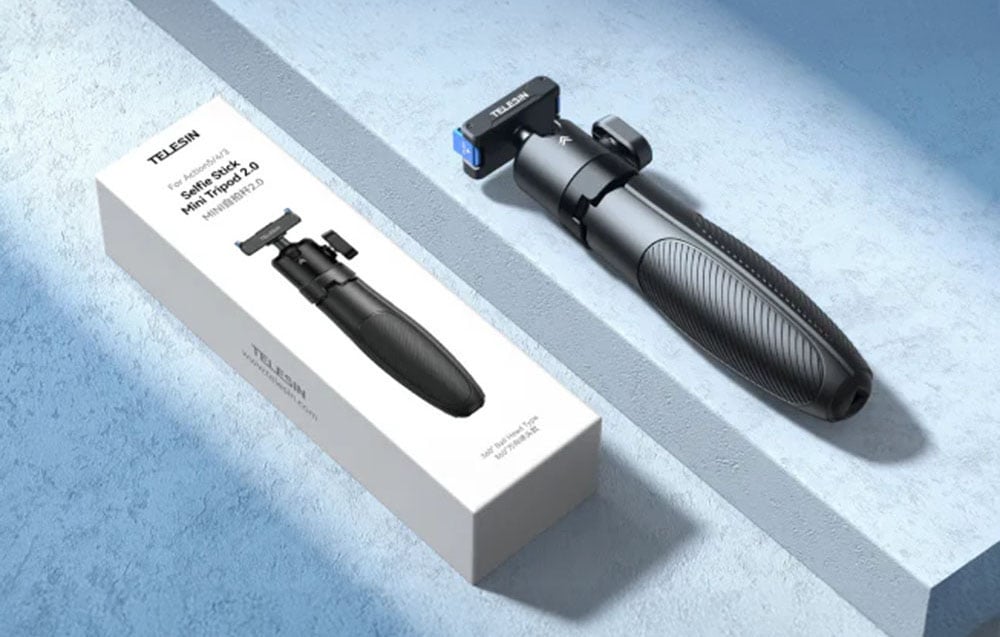 TELESIN Mini Tripod 2.0 obok opakowania produktowego na jasnym tle