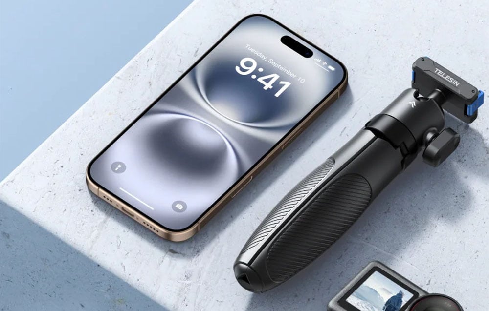 Statyw TELESIN leżący obok smartfona i kamery sportowej, prezentacja kompaktowych rozmiarów