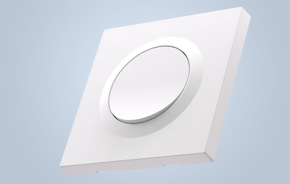 Biały przełącznik ścienny na niebieskim tle.