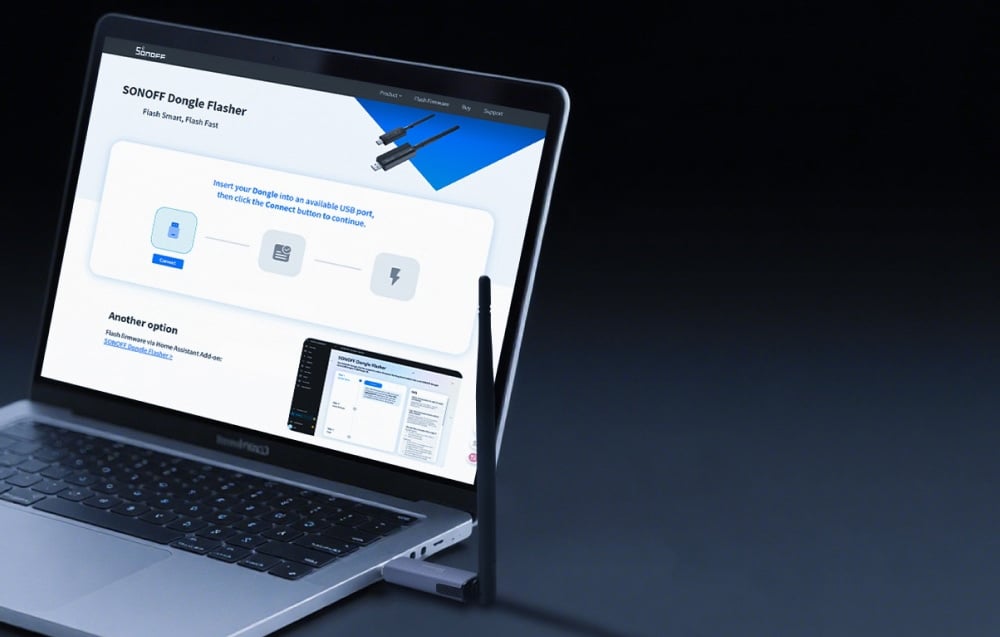 Bramka ZigBee podłączona do laptopa z wyświetloną stroną internetową Sonoff.