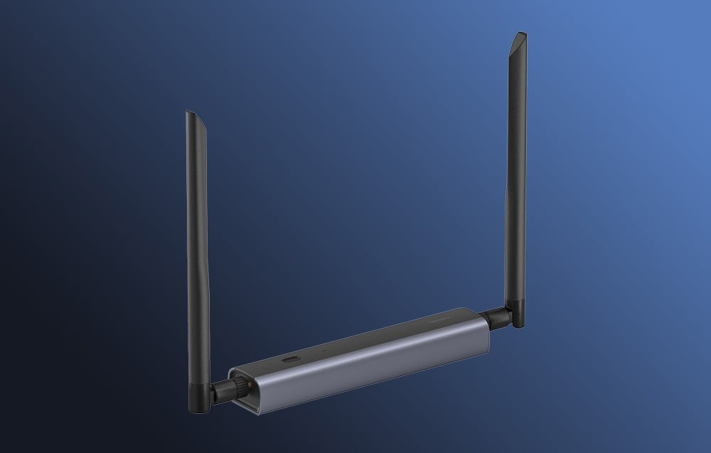 Szaro-czarna bramka ZigBee z 2 antentami na granatowym tle.