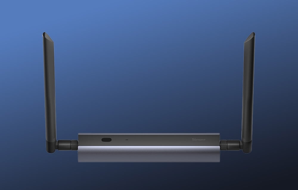 Bramka ZigBee Sonoff z czarnymi antenami na granatowym tle.