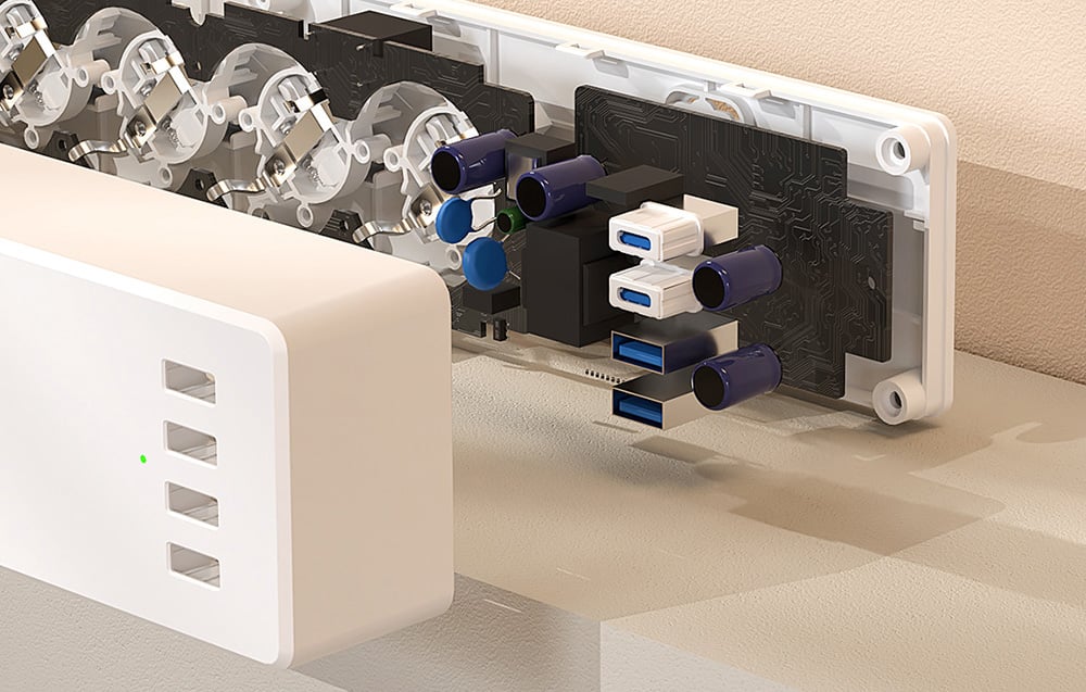 Widok wnętrza listwy zasilającej z odsłoniętą elektroniką i gniazdami USB oraz elementami ochrony przepięciowej