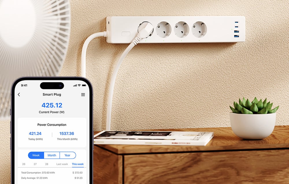Listwa zasilająca z podłączonym urządzeniem oraz ekran smartfona pokazujący bieżące zużycie energii i statystyki
