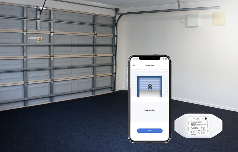Wnętrze garażu z zamkniętą bramą segmentową, smartfonem pokazującym otwieranie bramy i modułem Meross