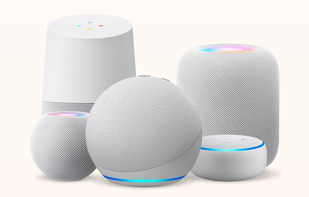 Pięć różnych inteligentnych głośników o nowoczesnym designie, ustawionych razem na jasnym tle