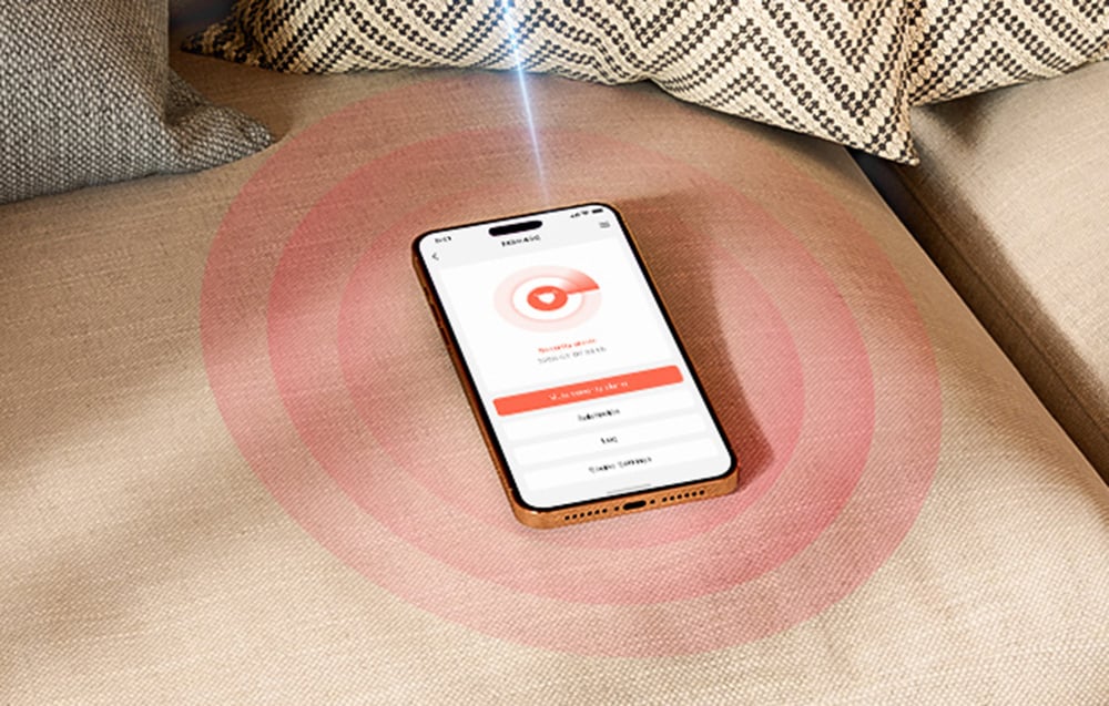 Smartfon leżący na kanapie z otwartą aplikacją do sterowania inteligentnym domem