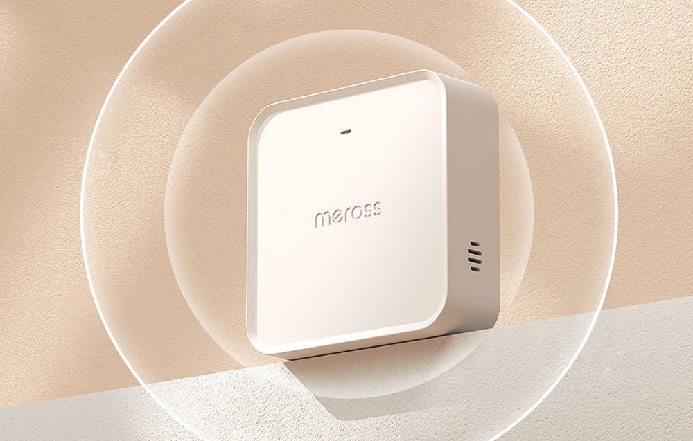 Biały inteligentny hub Meross zamontowany na beżowej ścianie z efektem fal zasięgu