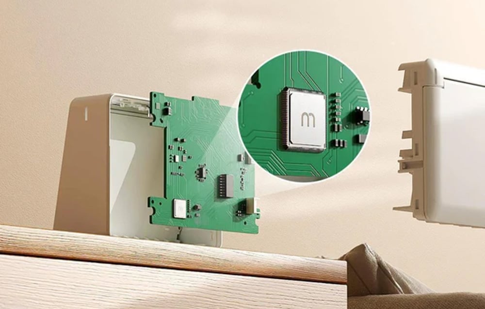 Widok wnętrza zegara Meross z odsłoniętą płytką drukowaną i zbliżeniem na mikrochip