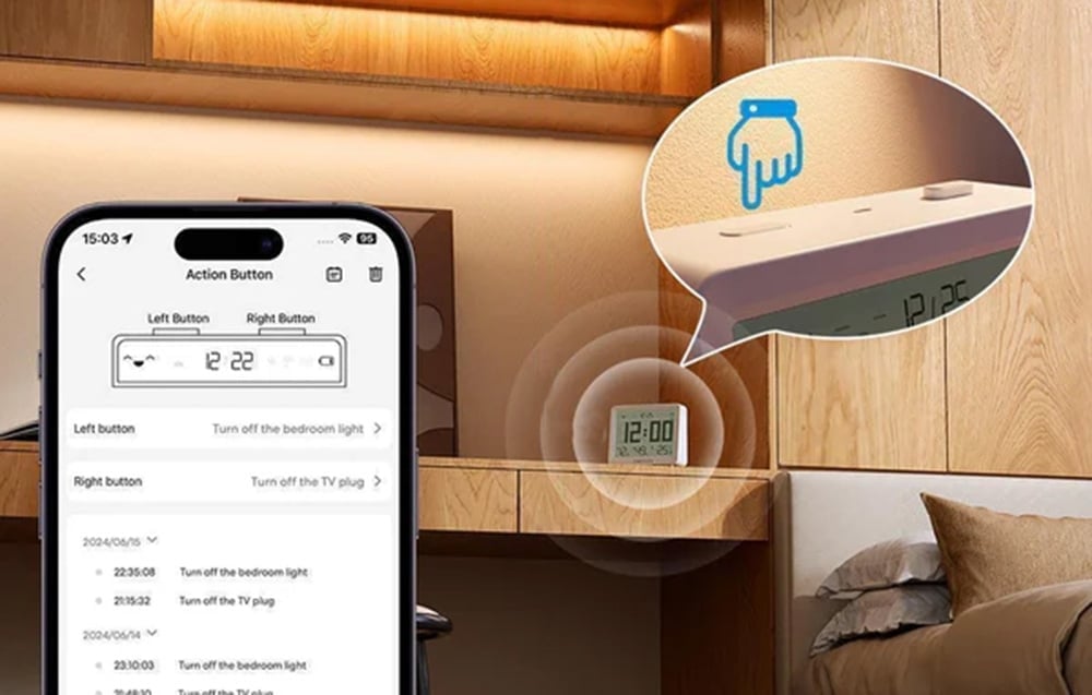 Smartfon z aplikacją sterującą zegarem Meross, pokazujący przypisania przycisków, na tle zegara stojącego w sypialni