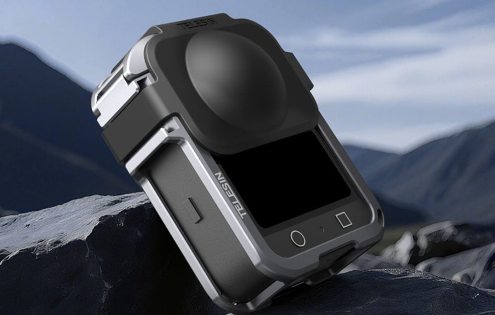 Sportkamera in der schützenden TELESIN-Hülle auf einem Felsen in den Bergen