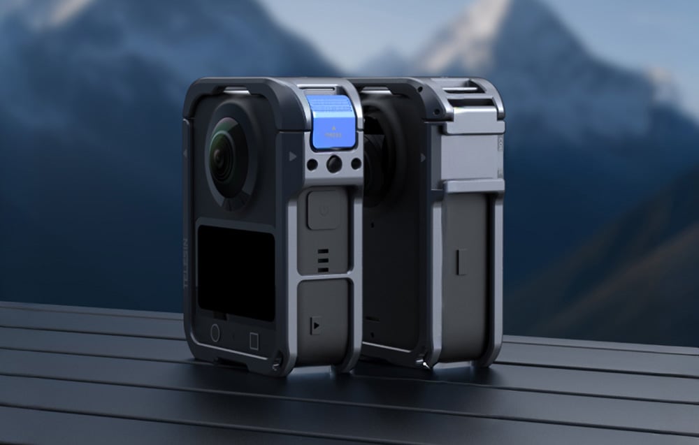 Sportkamera in der metallenen TELESIN-Rahmen neben einer anderen identischen Hülle vor einem Gebirgshorizont