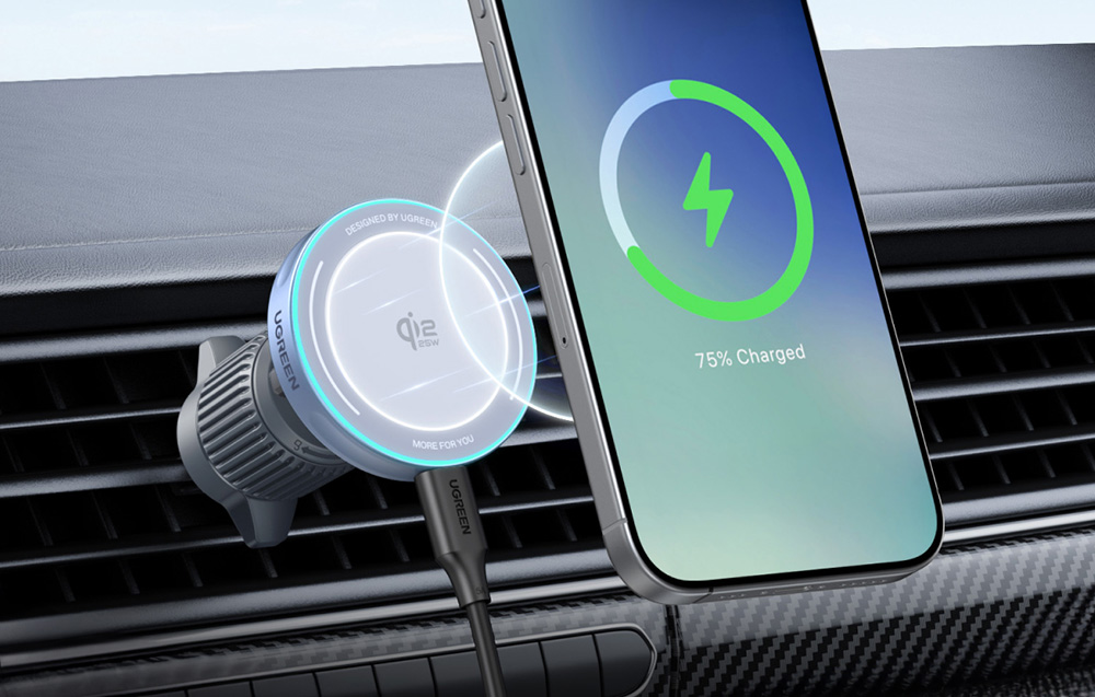 Smartfon przyczepiony magnetycznie do ładowarki samochodowej UGREEN, z widocznym ekranem pokazującym poziom naładowania baterii
