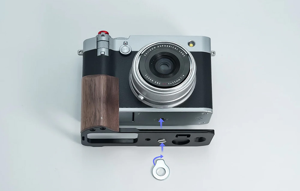 Cameră Fuji cu suport L-Bracket pe un fundal gri.