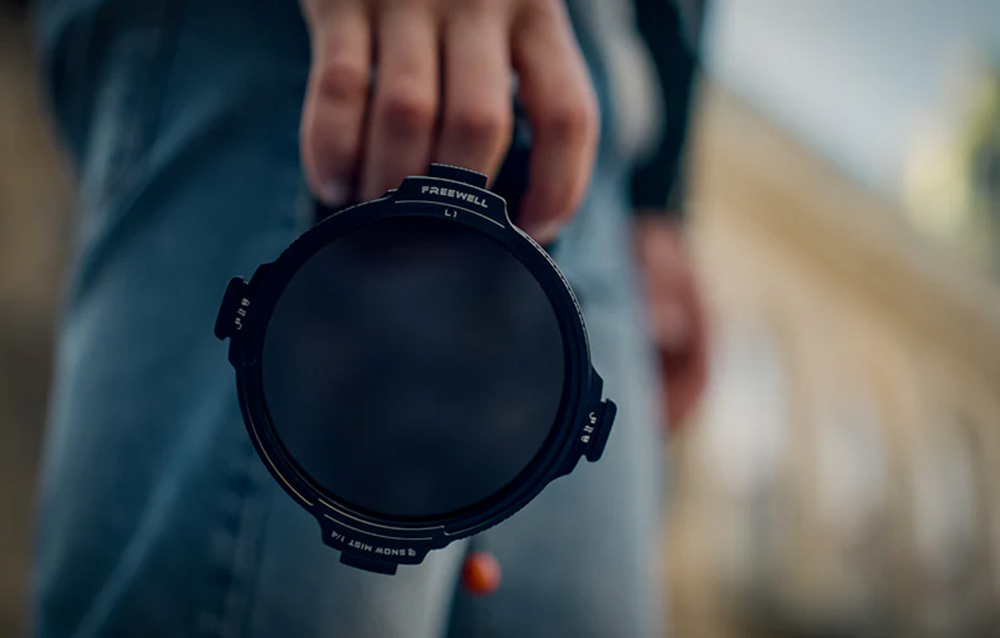 Držený v ruce fotoaparát s nasazeným filtrem Freewell L1.