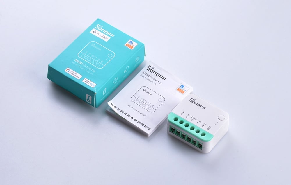 Sonoff Mini Extreme set consisting of a module, instructions, and box