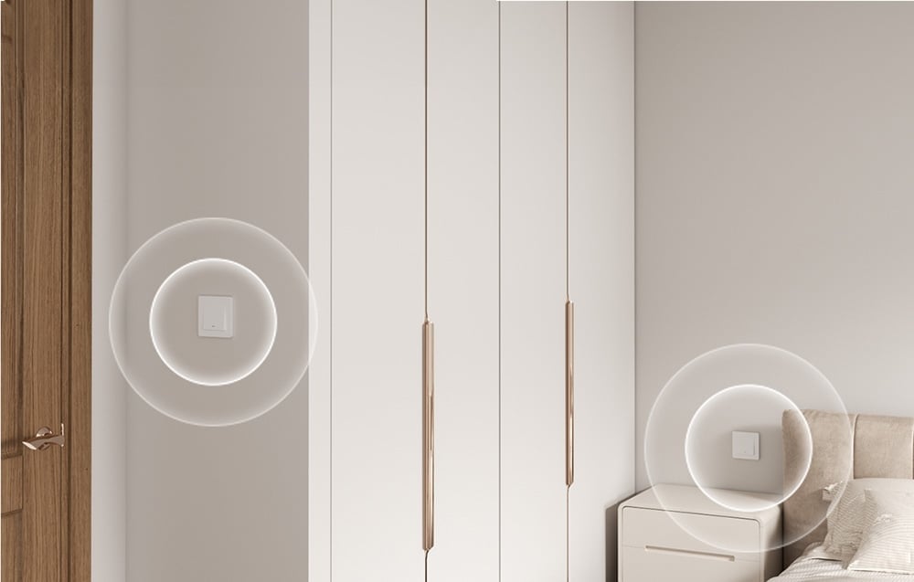 Dwa włączniki ścienne z wizualizacją sygnału bezprzewodowego w sypialni