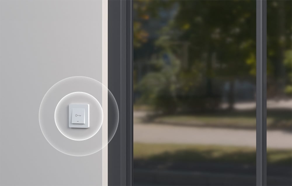 Włącznik Sonoff z ikoną klucza zainstalowany na zewnętrznej ścianie przy drzwiach