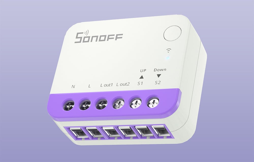 Moduł sterowania Sonoff z fioletową podstawą i sześcioma gniazdami połączeniowymi na białym tle