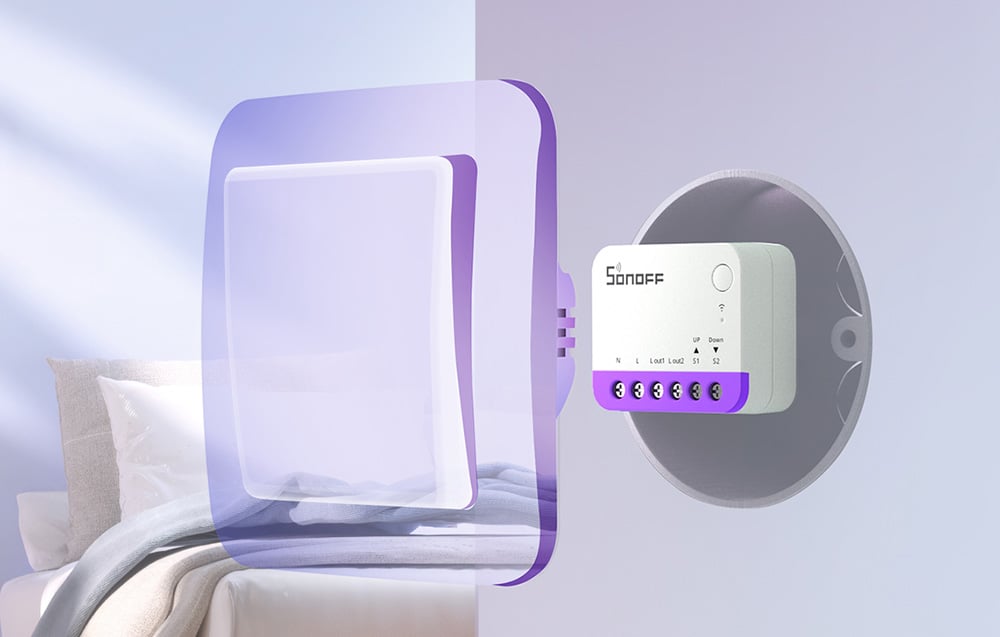 Biały moduł sterowania Sonoff zamontowany w okrągłej ramce przy fioletowym lustrze w salonie