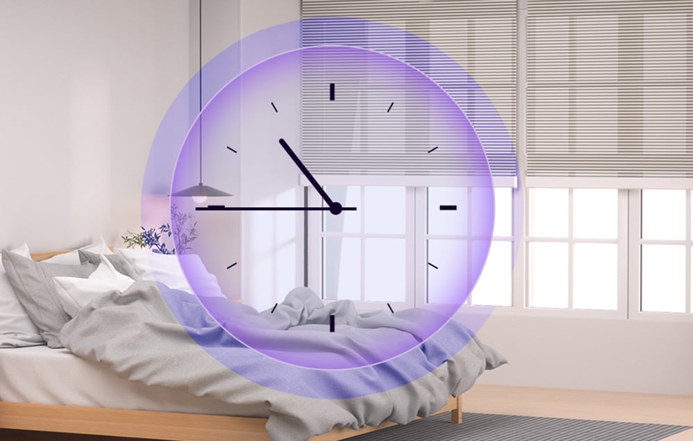 Sypialnia z łóżkiem i roletami przy oknie z nałożoną grafiką zegara w fioletowym kole