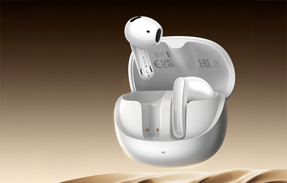 Białe słuchawki TWS i etui na brązowym tle