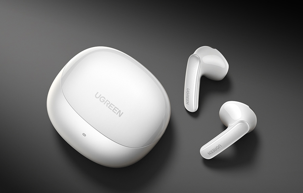 Białe słuchawki i etui ładujące UGREEN na szarym tle